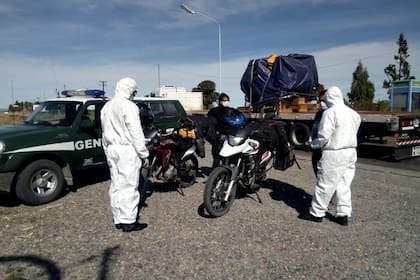 Interceptaron a cuatro motoqueros colombianos que paseaban por Trelew