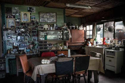 Interior de la casa de Miguel Ruscitti, quien murió un tiempo después de esta nota.