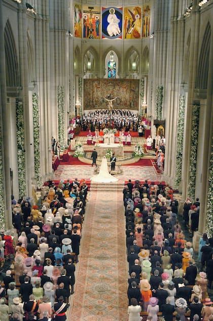 Interior de la catedral de la Almudena durante la ceremonia, a la que acudieron 1.700 invitados, con miembros de 36 casas reales de todo el mundo y una veintena de jefes de Estado y los principales representantes del mundo de la economía, la cultura o el deporte