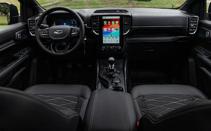 Interior de la Ford Ranger Black, que se ofrece a $54.374.600 en marzo