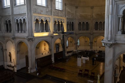 Interior de la iglesia donde se observan se observan las filtraciones