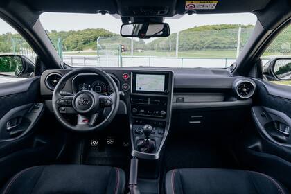 Interior de la variante con caja manual
