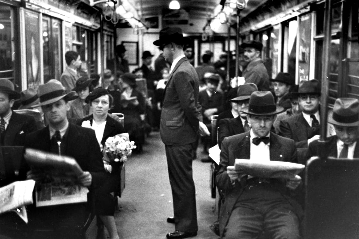 Interior de un coche Metropolitan Cammell de la Línea B. En esta época era común que los usuarios aprovecharan el viaje para leer los diarios y revistas que se podían adquirir en los puestos de las estaciones.
1938. Archivo General de la Nación.