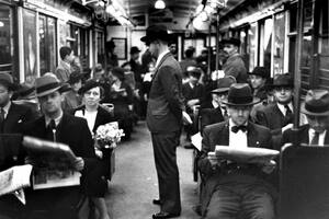 Interior de un coche Metropolitan Cammell de la Línea B. En esta época era común que los usuarios aprovecharan el viaje para leer los diarios y revistas que se podían adquirir en los puestos de las estaciones.
1938. Archivo General de la Nación.