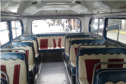 O interior de um ônibus antigo.
