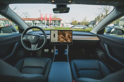 Una de las marcas más avanzadas en lo que respecta a la tecnología de la conducción autónoma es Tesla