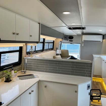 Interior de una casa dentro de un omnibus transformado en motorhome