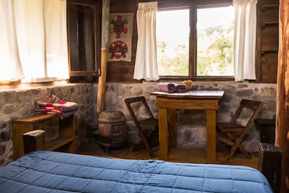 Interior de una de las cabañas de Aldea Luna