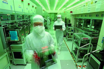 Interior de una de las fábricas de TSMC, empresa taiwanesa productora de microchips