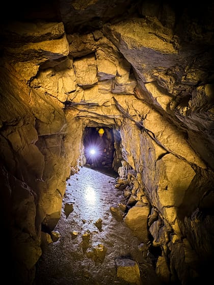 Interior de uno de los varios túneles de la Boca de la Quebrada en Aconquija, Catamarca. Solo se visitan con guía (Foto: Carolina Castagnola)