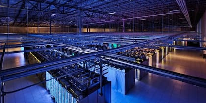 Interior del centro de datos de Google en Council Bluffs, Iowa; este tipo de construcciones demandan gran cantidad de energía y agua para refrigerarse, y aquellos destinados a la inteligencia artificial demandan aún más de estos recursos