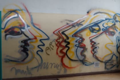 Interior del Colegio Guatemala donde Marta Minujin pintó el mural en 1997