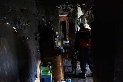 Interior del departamento 4°D incendiado en el monoblock 134 de Lugano I y II, donde murió un niño de 5 años