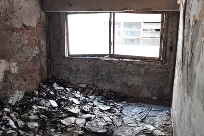 Interior del departamento que se incendió hoy en el Barrio de Once.
