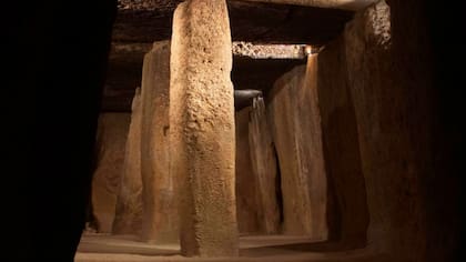 Interior del dómen de Menga, en el yacimiento de Antequera (España)