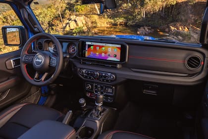 Interior del Jeep Wrangler 2025, versión cuatro puertas; según la marca, comparte prácticamente las mismas características que el de dos
