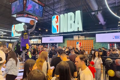 Interior del nuevo local de la NBA en Buenos Aires