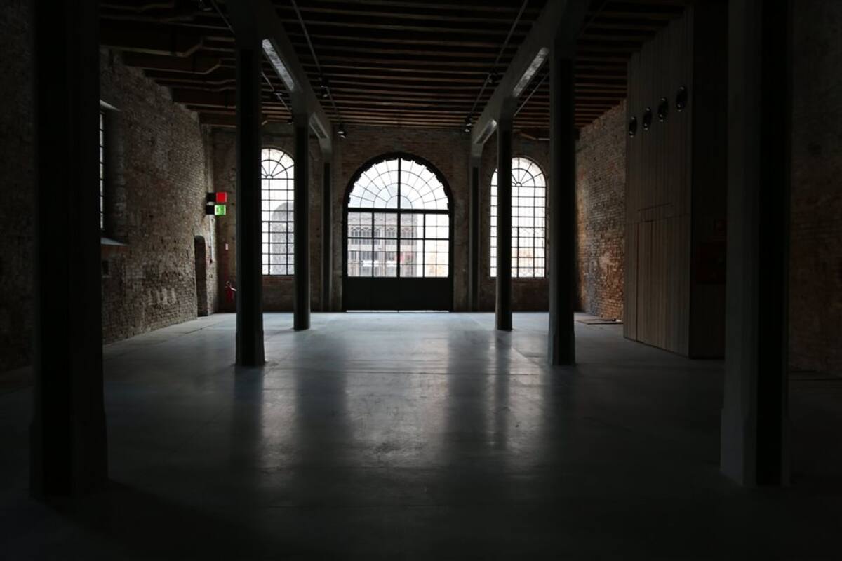 Interior del pabellón argentino, donde se exhibirá la obra de Fontes,Últimos detalles de la obra en los talleres de London Mouldmakers