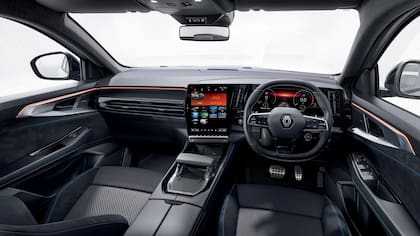 Interior del Renault Austral Espirit Alpine en Inglaterra, por ello el volante se encuentra del lado opuesto a comparación de la Argentina