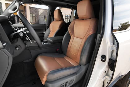 Interior premium para un auto que compite en el segmento más alto