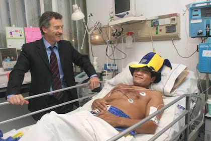Internado tras el accidente automovilístico sufrido en 2005, recibió la visita de Mauricio Macri, por entonces presidente de Boca, el club de sus amores