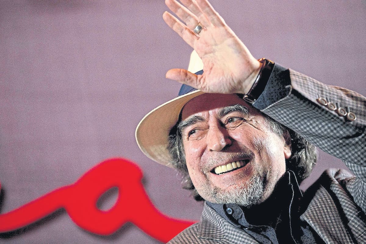 "Internet distrae mucho. Estoy contento de no usar teléfono móvil”, dice