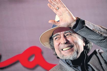 "Internet distrae mucho. Estoy contento de no usar teléfono móvil”, dice