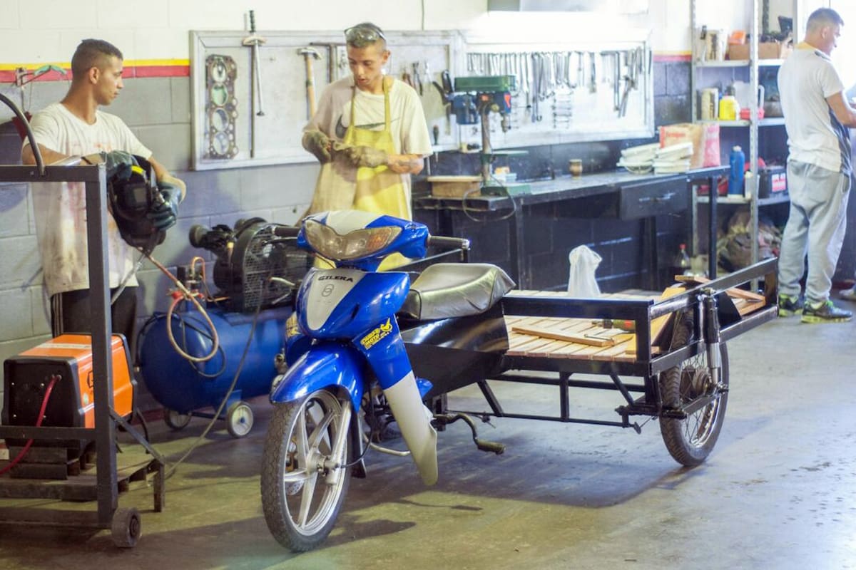 Internos de Florencio Varela inventaron un triciclo motocarro para cartoneros de Quilmes