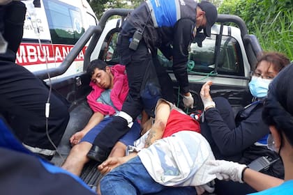 Internos heridos son transportados en un camión a una ambulancia después de un motín, en las afueras de la prisión Bella Vista en Santo Domingo de los Tsachilas, Ecuador, el 9 de mayo de 2022.