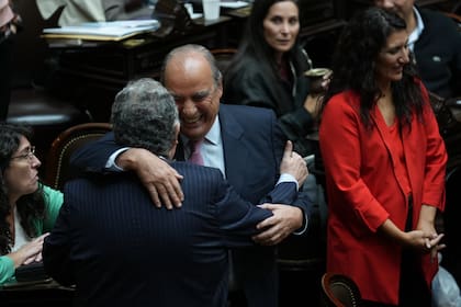 Interpelación por el caso $LIBRA en Diputados: Guillermo Francos abraza al diputado kirchnerista Eduardo Valdés