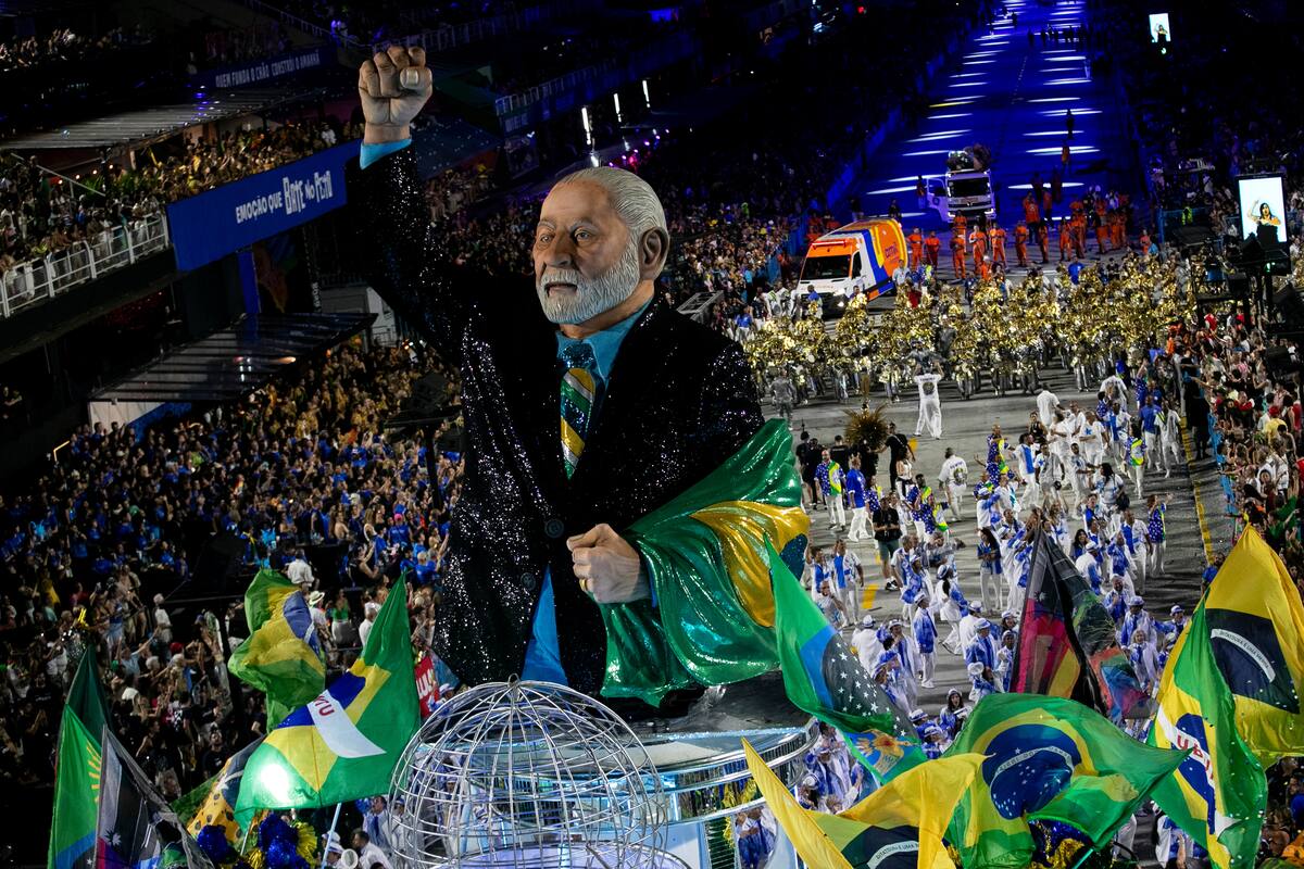 Intérpretes de la escuela de samba Academicos de Niteroi desfilan con una escultura del presidente Luiz Inácio Lula da Silva durante las celebraciones de Carnaval en el Sambódromo de Río de Janeiro, el domingo 15 de febrero de 2026
(AP Foto/Bruna Prado)