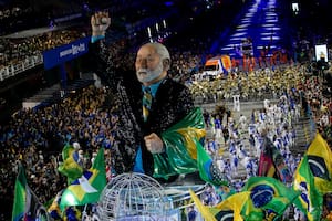 Intérpretes de la escuela de samba Academicos de Niteroi desfilan con una escultura del presidente Luiz Inácio Lula da Silva durante las celebraciones de Carnaval en el Sambódromo de Río de Janeiro, el domingo 15 de febrero de 2026
(AP Foto/Bruna Prado)