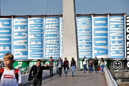 Intervención de Barbara Kruger en Puerto Madero durante la semana de Art Basel Cities: Buenos Aires