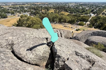 Intervención de Cristian Segura con "cucharitas gigantes" en el cerro La Movediza