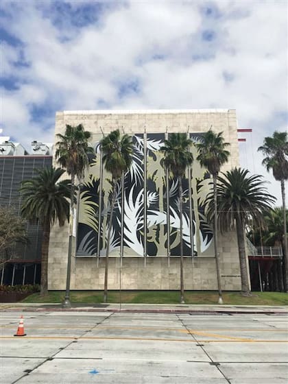 Intervención de los artistas Dolores Zinny y Juan Maidagan en la fachada del Lacma