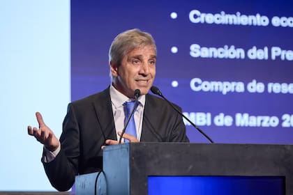 Intervención en futuros, venta de títulos dólar-linked y de divisas en el mercado spot: las herramientas para sostener un tipo de cambio que ayude a contener la inflación