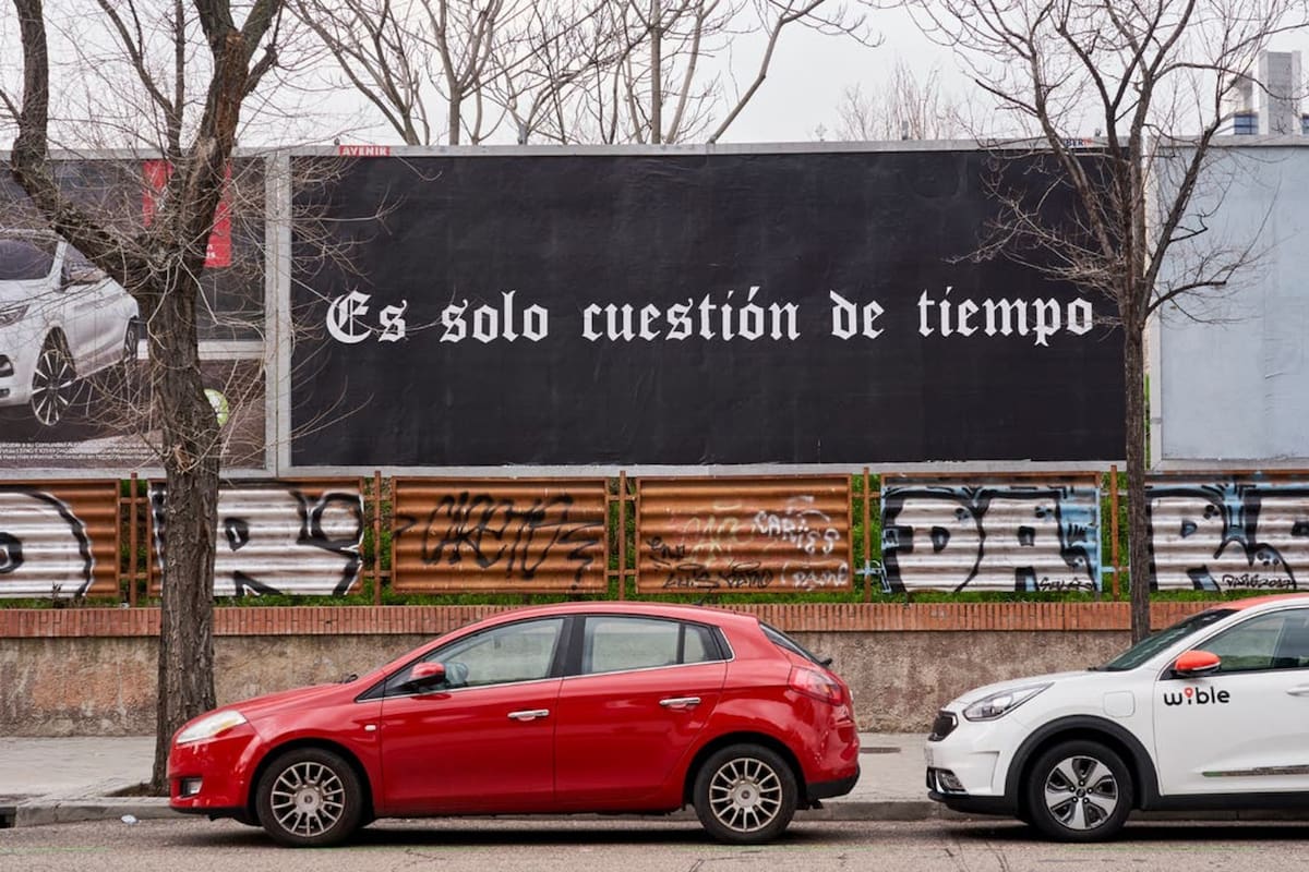 Intervención urbana de Félix Gonzaléz-Torres, artista inspirador de la actual edición de ARCO, instalada en las calles de Madrid