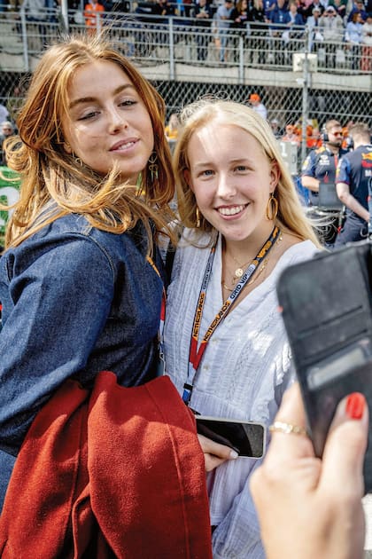 Íntimas amigas y de la misma edad, Alexia y su prima, la condesa Luana, aprovecharon para sacarse fotos en boxes.