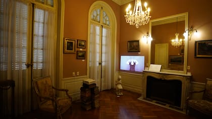 "Intrusos" en el Palacio Taranco de Montevideo: traducción en lenguaje de señas de "El infinito", de Giacomo Leopardi: obra de la italiana Bruna Esposito