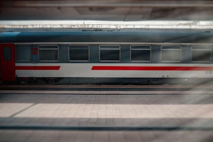 Intuitivamente, sabemos que antes de llegar, el tren tuvo que partir de una estación anterior, en el pasado; esa explicación intuitiva se queda corta al explicar el inicio de todo