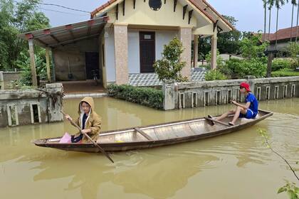 Inundaciones dejan 13 muertos en el centro de Vietnam mientras avanzan las operaciones de rescate