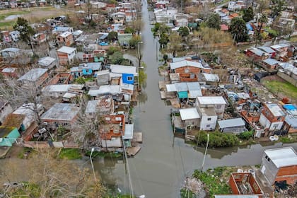 En la costa de Quilmes, por ejemplo, alrededor de las 7.30 el agua había alcanzado 2,40 metros y la comuna prestaba asistencia a los vecinos de las zonas linderas; algunas de las calles se encontraban anegadas