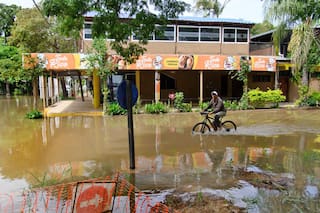 Lejos de bajar, el río Paraná rompió las defensas de una importante ciudad turística e inundó tres barrios
