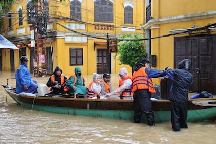 Inundaciones mortales azotan el centro de Vietnam y causan al menos 10 muertos