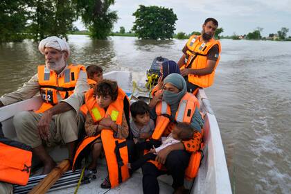 Inundaciones repentinas dejan 32 muertos en Cachemira india y desplazan a más de 150.000 en Pakistán