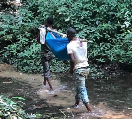 Invadida por el dolor, durante seis horas la actriz fue cargada en uno de los tramos del rescate a hombros por lugareños en una hamaca