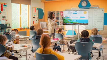 Inversión histórica en escuelas públicas: US$8500 millones aprobados para aumentos salariales docentes y educación especial, con bonos de hasta US$8000