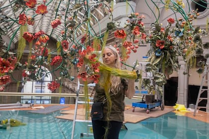 "Inverso", jardín vegetal de cerámica realizado con la técnica japonesa nerikomi por Nicola Costantino, se puede apreciar en el Octógono, en el segundo piso del Borges