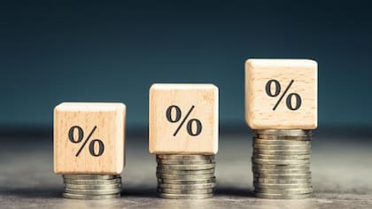 Invertir en acciones, finca raíz o negocios en crecimiento puede ayudar no solo a ahorrar, sino a magnificar el capital propio