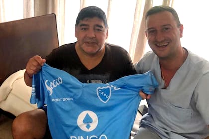 Diego Maradona y Nicolás Taffarel con la camiseta de Defensores Unidad de Zárate